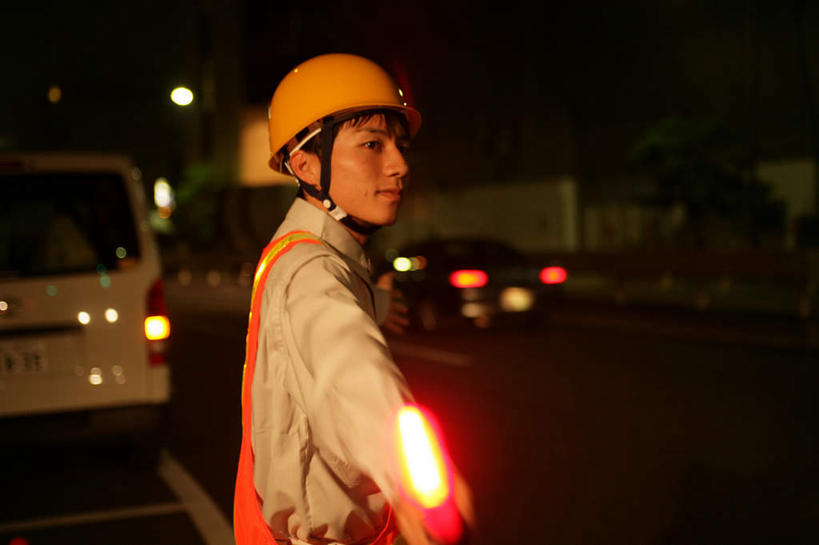 东方人,一个人,交警,站,横图,室外,夜晚,侧面,工作服,制服,道路,路,公路,汽车,帽子,照明,亚洲,仅一个男性,仅一个人,握,阴影,光线,头盔,影子,灯光,交通,面包车,拿,拿着,扭头,注视,黄种人,车,灯,仅一个年轻男性,一个,红色,安全帽,灯具,交通工具,观察,看,站着,转头,警示,握着,单个,观看,车灯,尾灯,照亮,提醒,察看,照明设备,关注,提示,载具,警棍,工作制服,男人,男性,年轻男性,亚洲人,交通管理员,交通警察,马路,站立,半身,彩图,工作套服