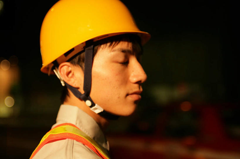 东方人,脸,头,脸颊,一个人,交警,站,闭眼,横图,室外,特写,夜晚,侧面,工作服,制服,帽子,亚洲,仅一个男性,仅一个人,阴影,朦胧,模糊,光线,头盔,影子,灯光,黄种人,仅一个年轻男性,安全帽,站着,工作制服,男人,男性,年轻男性,亚洲人,头部,脸部,脸蛋,面部,交通管理员,交通警察,闭眼睛,闭着眼,闭着眼睛,站立,半身,彩图,工作套服