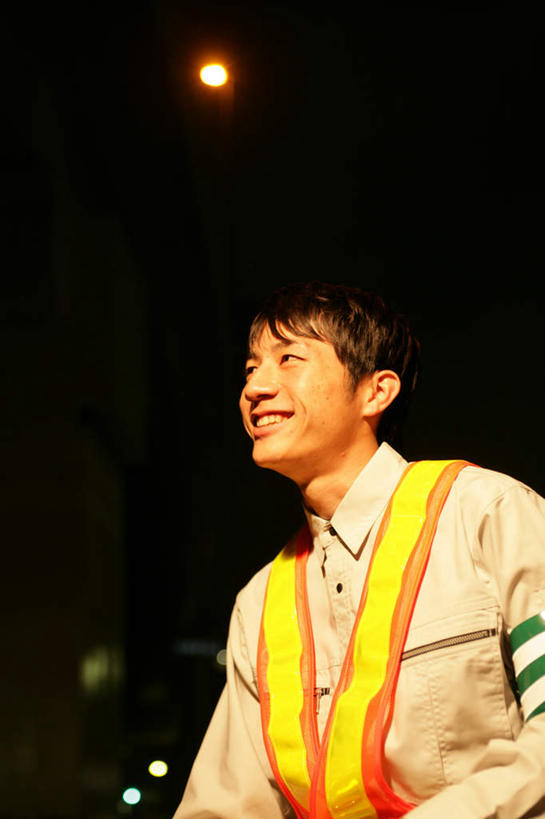 东方人,一个人,交警,站,笑,微笑,露齿笑,竖图,室外,夜晚,仰视,工作服,制服,路灯,照明,亚洲,仅一个男性,仅一个人,阴影,光线,影子,灯光,注视,黄种人,灯,仅一个年轻男性,观察,看,站着,观看,照亮,察看,照明设备,关注,工作制服,男人,男性,年轻男性,亚洲人,交通管理员,交通警察,站立,半身,彩图,低角度拍摄,工作套服