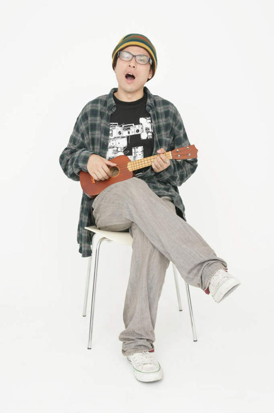 东方人,一个人,坐,竖图,室内,白天,白色背景,正面,帽子,鞋子,椅子,亚洲,仅一个男性,仅一个人,装饰,眼镜,木椅,吉他,乐器,弦乐器,二郎腿,注视,黄种人,仅一个年轻男性,围巾,观察,看,张嘴,温暖,唱歌,摄影,影棚,围脖,观看,保暖,帆布鞋,休闲鞋,华丽,点缀,察看,御寒,关注,弹拨弦鸣乐器,演唱,近视眼镜,张大嘴巴,歌唱,衬托,美观,雅致,雅观,棉帽,男人,男性,年轻男性,亚洲人,张开嘴,坐着,彩图,全身,影棚拍摄,拍摄,弹拨弦乐器