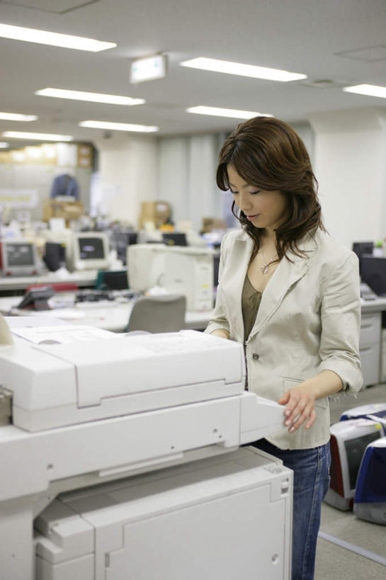 东方人,一个人,商务人士,商务女性,站,竖图,室内,白天,正面,照明,亚洲,仅一个年轻女性,仅一个女性,仅一个人,握,阴影,套装,朦胧,模糊,光线,材料,档案,文件,影子,纸,灯光,办公用品,拿,拿着,注视,黄种人,顶灯,灯,手稿,资料,灯具,观察,看,站着,握着,复印机,观看,扫描,办公设备,证明,照亮,复印,察看,照明设备,关注,文档,商务装,工薪阶层,年轻女性,女人,女性,亚洲人,白领,上班族,站立,半身,彩图,打印