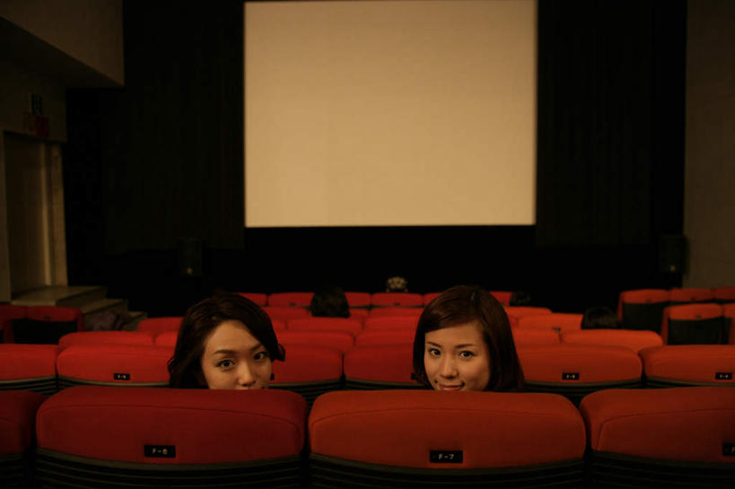 东方人,两个人,伙伴,朋友,坐,横图,室内,白天,正面,友谊,显示器,仪器,电影院,椅子,亚洲,一排,许多,整齐,并列,并排,屏幕,墙,投影仪,很多,扭头,注视,黄种人,设备,显示屏,墙壁,墙面,排列,红色,观察,看,转头,观看,察看,队列,关注,平行,投影机,输出设备,友情,年轻女性,女人,女性,亚洲人,坐着,半身,彩图