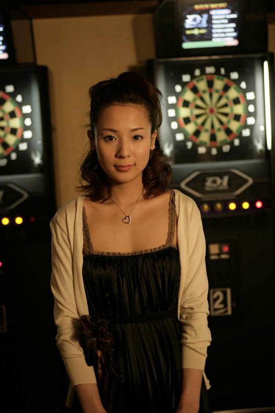 东方人,一个人,站,笑,微笑,竖图,室内,夜晚,正面,聚会,奢侈,夜生活,游戏,赌博,贪欲,成功,胜利,竞争,项链,亚洲,仅一个年轻女性,仅一个女性,仅一个人,服装,飞镖,玩,注视,休闲装,黄种人,娱乐,刺激,装饰品,衣服,饰品,首饰,观察,看,站着,休闲,休闲服,放松,赌场,服饰,观看,活动,夜店,靶心,察看,发泄,关注,消遣,智力,瞄准,夜总会,博彩,投机,侥幸,欲望,宣泄,镖针,飞镖运动,年轻女性,女人,女性,亚洲人,玩耍,嬉戏,站立,半身,彩图,胜负,输赢,娱乐场