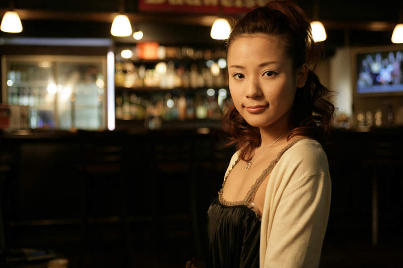 东方人,一个人,站,笑,微笑,横图,室内,夜晚,侧面,聚会,奢侈,夜生活,游戏,赌博,贪欲,竞争,项链,照明,亚洲,仅一个年轻女性,仅一个女性,仅一个人,阴影,服装,朦胧,模糊,光线,影子,灯光,玩,扭头,注视,休闲装,黄种人,娱乐,吊灯,刺激,灯,装饰品,衣服,饰品,首饰,灯具,观察,看,站着,转头,休闲,休闲服,放松,赌场,服饰,观看,活动,夜店,照亮,察看,照明设备,发泄,关注,消遣,智力,夜总会,博彩,投机,侥幸,欲望,宣泄,年轻女性,女人,女性,亚洲人,玩耍,嬉戏,站立,半身,彩图,胜负,输赢,娱乐场