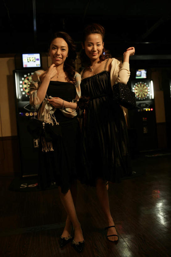 东方人,两个人,伙伴,朋友,站,笑,微笑,露齿笑,竖图,室内,夜晚,正面,聚会,奢侈,夜生活,游戏,友谊,赌博,贪欲,成功,胜利,竞争,项链,亚洲,握,服装,包,皮包,飞镖,拿,玩,拿着,注视,休闲装,黄种人,娱乐,刺激,装饰品,衣服,饰品,首饰,观察,看,站着,休闲,休闲服,放松,握着,赌场,服饰,观看,活动,夜店,靶心,单肩包,察看,发泄,关注,消遣,智力,瞄准,夜总会,博彩,投机,侥幸,欲望,宣泄,镖针,飞镖运动,友情,年轻女性,女人,女性,亚洲人,玩耍,嬉戏,站立,彩图,全身,胜负,输赢,娱乐场