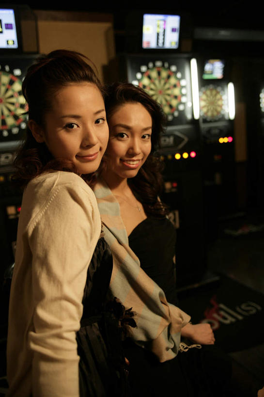 东方人,两个人,伙伴,朋友,站,笑,微笑,竖图,室内,夜晚,正面,聚会,奢侈,夜生活,游戏,友谊,赌博,贪欲,成功,胜利,竞争,亚洲,服装,飞镖,玩,扭头,注视,休闲装,黄种人,娱乐,刺激,衣服,观察,看,站着,转头,休闲,休闲服,放松,赌场,服饰,观看,活动,夜店,靶心,察看,发泄,关注,消遣,智力,瞄准,夜总会,博彩,投机,侥幸,欲望,宣泄,镖针,飞镖运动,友情,年轻女性,女人,女性,亚洲人,玩耍,嬉戏,站立,半身,彩图,胜负,输赢,娱乐场