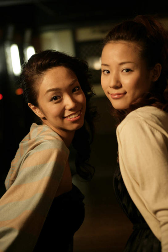 东方人,两个人,伙伴,朋友,站,笑,微笑,露齿笑,竖图,室内,夜晚,侧面,聚会,奢侈,夜生活,游戏,友谊,赌博,贪欲,竞争,亚洲,服装,朦胧,模糊,玩,扭头,注视,休闲装,黄种人,娱乐,刺激,相视,衣服,观察,看,站着,转头,休闲,面对面,休闲服,放松,赌场,服饰,观看,活动,夜店,对视,察看,互视,发泄,关注,消遣,智力,相对,夜总会,博彩,相看,投机,侥幸,欲望,宣泄,友情,年轻女性,女人,女性,亚洲人,玩耍,嬉戏,站立,半身,彩图,胜负,输赢,娱乐场