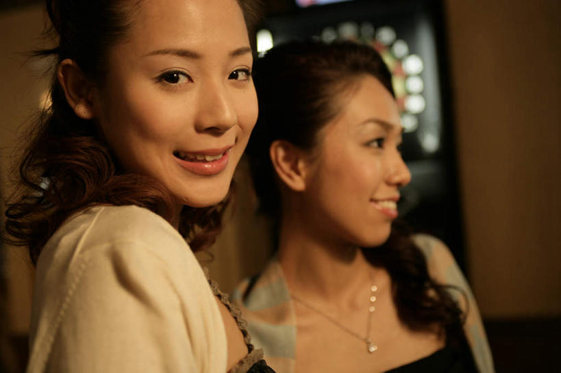 东方人,两个人,伙伴,朋友,站,笑,微笑,露齿笑,横图,室内,夜晚,正面,聚会,奢侈,夜生活,游戏,友谊,赌博,贪欲,成功,胜利,竞争,亚洲,服装,朦胧,模糊,飞镖,玩,扭头,注视,休闲装,黄种人,娱乐,刺激,衣服,观察,看,站着,转头,休闲,休闲服,放松,赌场,服饰,观看,活动,夜店,靶心,察看,发泄,关注,消遣,智力,瞄准,夜总会,博彩,投机,侥幸,欲望,宣泄,镖针,飞镖运动,友情,年轻女性,女人,女性,亚洲人,玩耍,嬉戏,站立,半身,彩图,胜负,输赢,娱乐场