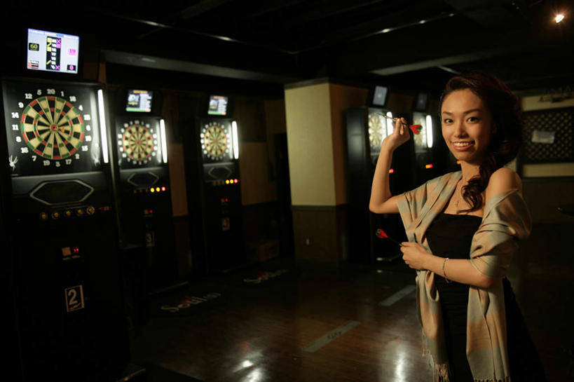 东方人,一个人,站,笑,微笑,露齿笑,横图,室内,夜晚,正面,聚会,奢侈,夜生活,游戏,赌博,贪欲,成功,胜利,竞争,亚洲,仅一个年轻女性,仅一个女性,仅一个人,握,服装,飞镖,拿,玩,拿着,注视,休闲装,黄种人,娱乐,刺激,衣服,披肩,观察,看,站着,休闲,休闲服,放松,握着,赌场,服饰,观看,活动,夜店,靶心,察看,发泄,关注,消遣,智力,瞄准,夜总会,博彩,投机,侥幸,欲望,宣泄,镖针,飞镖运动,年轻女性,女人,女性,亚洲人,玩耍,嬉戏,站立,半身,彩图,云肩,胜负,输赢,娱乐场