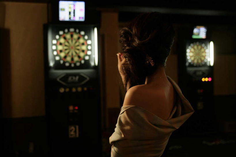 东方人,一个人,站,横图,室内,夜晚,聚会,奢侈,夜生活,游戏,赌博,贪欲,成功,胜利,竞争,亚洲,仅一个年轻女性,仅一个女性,仅一个人,握,阴影,服装,光线,影子,灯光,飞镖,拿,玩,拿着,休闲装,黄种人,娱乐,刺激,背面,衣服,披肩,站着,休闲,休闲服,放松,握着,赌场,服饰,活动,夜店,靶心,发泄,消遣,智力,瞄准,夜总会,博彩,投机,侥幸,欲望,宣泄,镖针,飞镖运动,年轻女性,女人,女性,亚洲人,玩耍,嬉戏,站立,半身,彩图,云肩,胜负,输赢,娱乐场