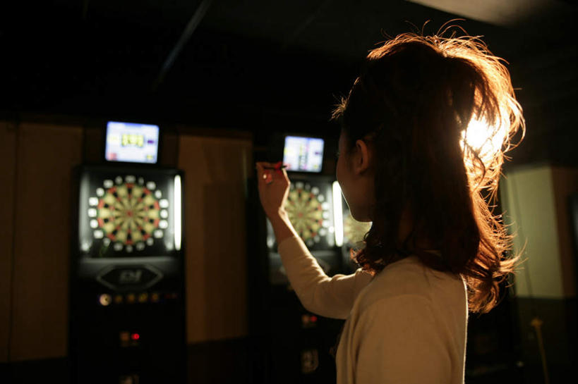 东方人,一个人,站,横图,室内,夜晚,聚会,奢侈,夜生活,游戏,赌博,贪欲,成功,胜利,竞争,亚洲,仅一个年轻女性,仅一个女性,仅一个人,握,阴影,服装,光线,影子,灯光,飞镖,拿,玩,拿着,休闲装,黄种人,娱乐,刺激,背面,衣服,披肩,站着,休闲,休闲服,放松,握着,赌场,服饰,活动,夜店,靶心,发泄,消遣,智力,瞄准,夜总会,博彩,投机,侥幸,欲望,宣泄,镖针,飞镖运动,年轻女性,女人,女性,亚洲人,玩耍,嬉戏,站立,半身,彩图,云肩,胜负,输赢,娱乐场