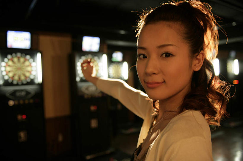 东方人,一个人,站,笑,微笑,横图,室内,夜晚,侧面,聚会,奢侈,夜生活,游戏,赌博,贪欲,成功,胜利,竞争,亚洲,仅一个年轻女性,仅一个女性,仅一个人,握,阴影,服装,朦胧,模糊,光线,影子,灯光,飞镖,拿,玩,拿着,扭头,注视,休闲装,黄种人,娱乐,刺激,衣服,观察,看,站着,转头,休闲,休闲服,放松,握着,赌场,服饰,观看,活动,夜店,靶心,察看,发泄,关注,消遣,智力,瞄准,夜总会,博彩,投机,侥幸,欲望,宣泄,镖针,飞镖运动,年轻女性,女人,女性,亚洲人,玩耍,嬉戏,站立,半身,彩图,胜负,输赢,娱乐场