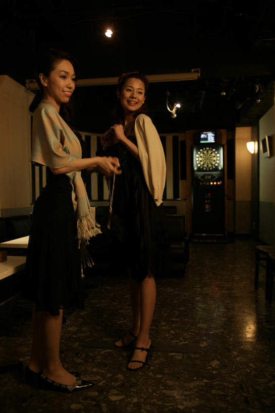 东方人,两个人,伙伴,朋友,站,笑,微笑,露齿笑,竖图,室内,夜晚,侧面,聚会,奢侈,夜生活,游戏,友谊,赌博,贪欲,竞争,照明,亚洲,阴影,服装,光线,影子,灯光,玩,扭头,注视,休闲装,黄种人,娱乐,顶灯,刺激,灯,衣服,灯具,观察,看,站着,转头,休闲,休闲服,放松,赌场,服饰,观看,活动,夜店,照亮,察看,照明设备,发泄,关注,消遣,智力,夜总会,博彩,投机,侥幸,欲望,宣泄,友情,年轻女性,女人,女性,亚洲人,玩耍,嬉戏,站立,彩图,全身,胜负,输赢,娱乐场