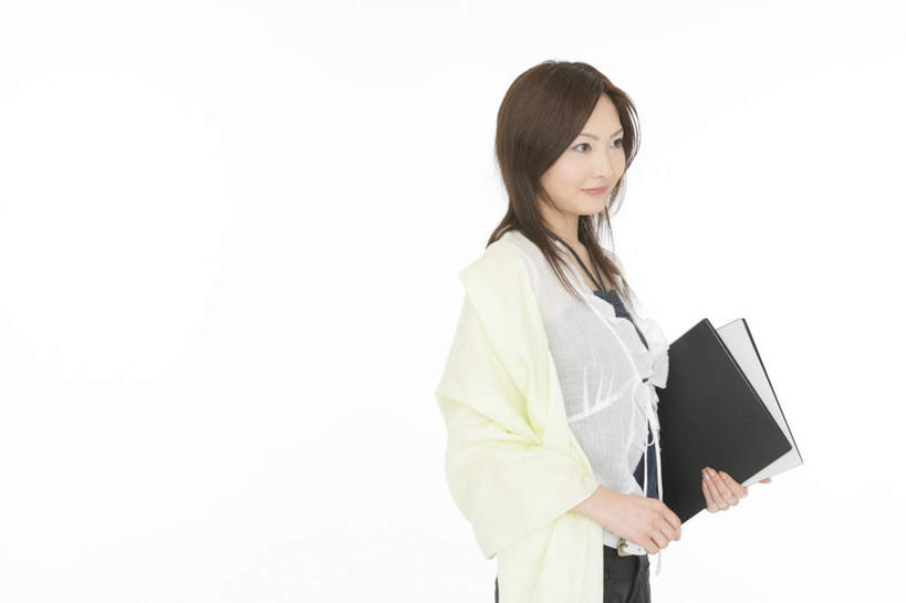 东方人,一个人,商务人士,商务女性,站,横图,室内,白天,白色背景,侧面,亚洲,仅一个年轻女性,仅一个女性,仅一个人,握,套装,服装,材料,档案,文件,纸,拿,拿着,注视,休闲装,黄种人,衣服,披肩,手稿,资料,观察,看,站着,休闲,休闲服,握着,摄影,服饰,影棚,观看,证明,察看,关注,文档,商务装,工薪阶层,年轻女性,女人,女性,亚洲人,白领,上班族,站立,半身,彩图,影棚拍摄,拍摄,云肩