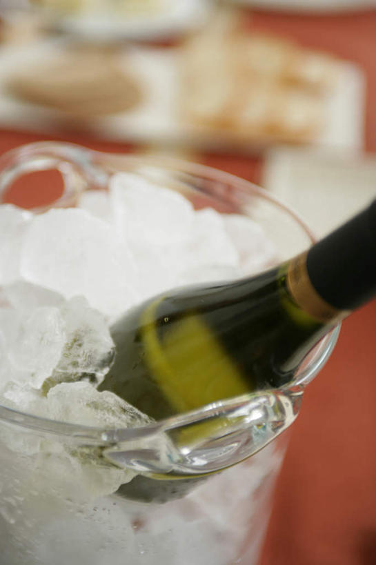 葡萄酒,无人,竖图,俯视,室内,特写,白天,奢侈,快乐,餐桌,桌子,阴影,朦胧,模糊,反射,铁桶,桶,影子,冰,冰块,浪漫,冷冻,玻璃制品,酒,酒瓶,饮料,玻璃瓶,瓶子,容器,香槟,寒冷,诱惑,冷藏,餐台,储藏,冰冷,一瓶,储存,冰桶,香槟桶,气泡酒,起泡酒,汽酒,保鲜,彩图,高角度拍摄,高兴,欢笑,贮存