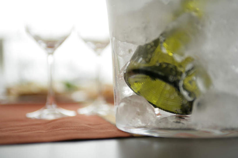 红酒,葡萄酒,无人,横图,室内,特写,白天,正面,餐桌,桌子,杯子,阴影,朦胧,模糊,反射,高脚杯,铁桶,桶,影子,冰,冰块,红酒杯,白葡萄酒,酒类,冷冻,玻璃制品,酒,酒瓶,饮料,玻璃瓶,酒杯,瓶子,容器,寒冷,冷藏,餐台,储藏,冰冷,一瓶,葡萄酒杯,储存,冰桶,香槟桶,保鲜,玻璃杯,彩图,贮存