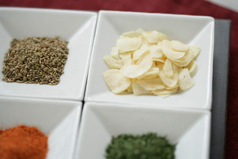 无人,横图,俯视,室内,特写,白天,桌面,桌子,餐具,一排,整齐,并列,并排,碟子,粉末,盘,大理石,调味,香料,佐料,排列,红色,绿色,盘子,餐巾,碟,四个,粉,辣椒粉,枯茗,孜然,配料,队列,平行,安息茴香,作料,粉状,大理石制品,保洁方巾,口布,彩图,高角度拍摄