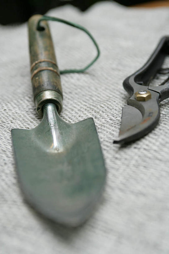 无人,竖图,俯视,室外,特写,白天,静物,金属制品,修剪,阴影,朦胧,模糊,反射,金属,铲子,工具,剪刀,影子,园艺工具,园艺,裁剪,挖掘,剪子,剪裁,切割,农具,篱笆剪,整篱剪,开掘,发掘,开垦,彩图,高角度拍摄