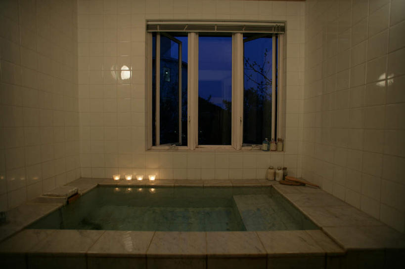 无人,家,横图,室内,白天,正面,别墅,窗户,家具,卫生间,洗手间,浴室,装修,建筑,蜡烛,欧式,一排,阴影,整齐,装饰,光线,火焰,影子,烛光,房屋,屋子,公寓,豪华,燃烧,建设,现代,装潢,洋房,楼房,玻璃窗,住宅,排列,室内装潢,浴缸,点燃,四个,样板房,明亮,舒适,家居装潢,队列,房屋设计,地中海风格,古典风格,简约风格,卫浴设备,室内设计,宽敞,样板房装潢,水管装置,设计,厕所,淋浴房,彩图,冲凉房,房子,沐浴间,沐浴室