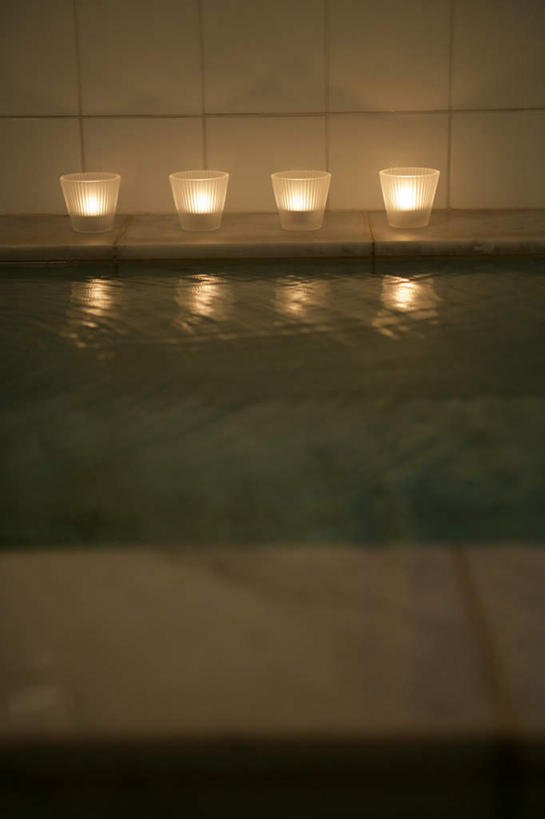 无人,家,竖图,俯视,室内,白天,别墅,家具,卫生间,洗手间,浴室,装修,建筑,蜡烛,欧式,一排,阴影,整齐,装饰,光线,火焰,影子,烛光,房屋,屋子,公寓,豪华,燃烧,建设,现代,装潢,洋房,楼房,住宅,排列,室内装潢,浴缸,点燃,四个,样板房,明亮,舒适,家居装潢,队列,房屋设计,地中海风格,古典风格,简约风格,卫浴设备,室内设计,宽敞,样板房装潢,水管装置,设计,厕所,淋浴房,彩图,高角度拍摄,冲凉房,房子,沐浴间,沐浴室