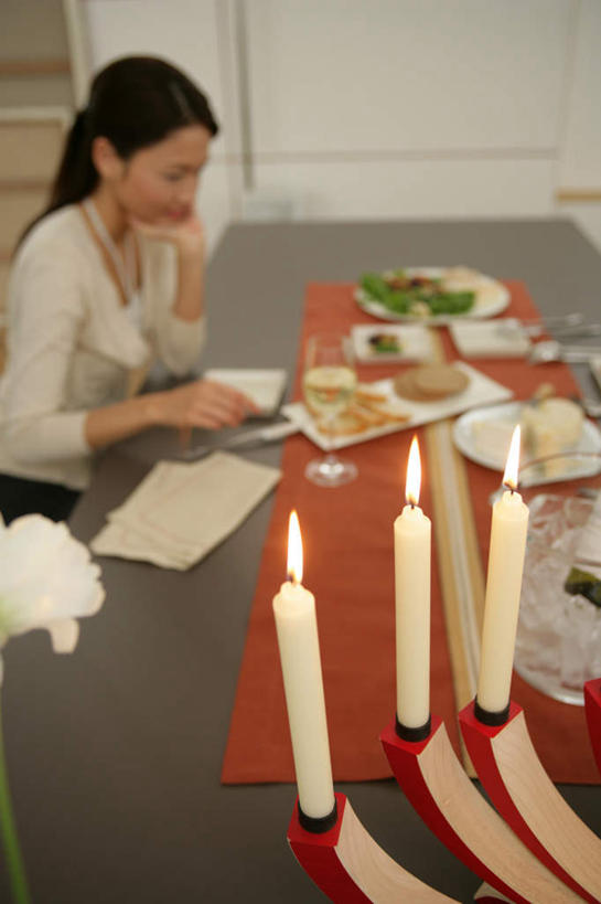 奶酪,东方人,一个人,坐,竖图,俯视,室内,白天,餐桌,桌子,蔬菜,餐具,蜡烛,亚洲,仅一个年轻女性,仅一个女性,仅一个人,一排,撑,阴影,服装,朦胧,模糊,新鲜,整齐,光线,布料,碟子,火焰,盘,铁桶,桶,影子,烛光,冰,生食,蔬菜沙拉,干酪,起司,沙拉,冰块,食品,芝士,燃烧,营养,布纹,托腮,注视,黄种人,色拉,冷冻,沙律,桌布,食物,排列,衣服,盘子,餐巾,容器,碟,台布,点燃,观察,看,托,乳酪,寒冷,服饰,有机食品,绿色食品,冷藏,餐台,观看,色拉酱,储藏,察看,冰冷,乳制品,衣着,储存,穿着,队列,关注,托下巴,千岛酱,发酵,冰桶,香槟桶,保鲜,衣饰,年轻女性,女人,女性,亚洲人,坐着,半身,彩图,高角度拍摄,贮存