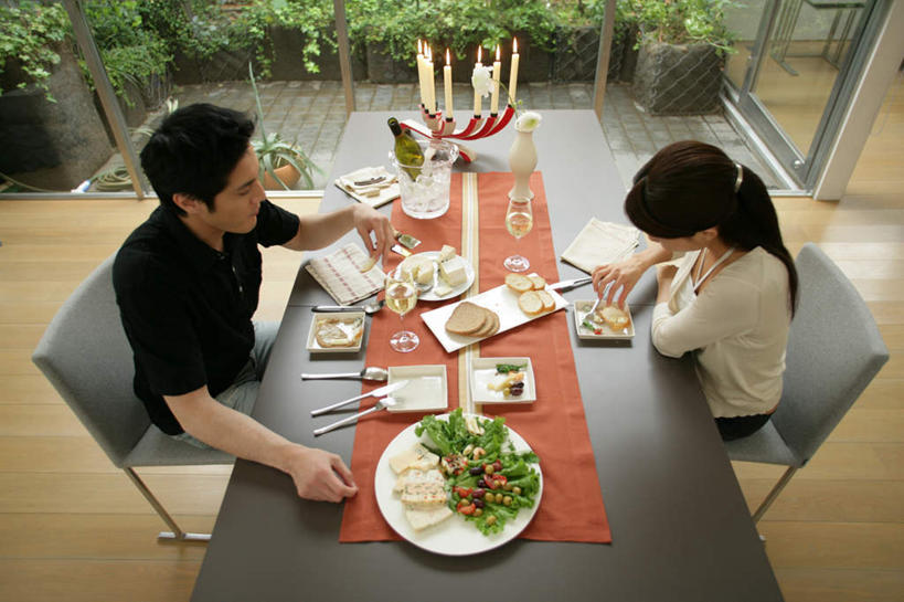 点心,面包,奶酪,红酒,葡萄酒,东方人,两个人,坐,横图,俯视,室内,白天,爱情,植物,餐桌,窗户,桌子,蔬菜,餐具,蜡烛,亚洲,握,阴影,服装,新鲜,光线,布料,叉子,刀叉,刀子,碟子,火焰,盘,铁桶,桶,影子,烛光,生菜,莴苣,生食,蔬菜沙拉,干酪,起司,沙拉,食品,面点,白葡萄酒,酒类,芝士,浪漫,燃烧,营养,拿,布纹,拿着,注视,黄种人,色拉,沙律,玻璃窗,相视,玻璃制品,酒,酒瓶,桌布,树,树木,食物,糕点,饮料,衣服,绿色,自然,盘子,玻璃瓶,餐巾,瓶子,容器,碟,台布,点燃,观察,看,温暖,温馨,面对面,乳酪,恩爱,握着,恋人,服饰,有机食品,绿色食品,生长,成长,餐台,观看,色拉酱,储藏,对视,和睦,察看,乳制品,互视,衣着,储存,穿着,关注,餐刀,千岛酱,相对,发酵,冰桶,餐叉,相看,香槟桶,春菜,鹅仔菜,莴仔菜,千金菜,叶用莴苣,衣饰,男人,男性,年轻男性,年轻女性,女人,女性,亚洲人,情侣,进餐用具,坐着,半身,彩图,高角度拍摄,伴侣,融洽,贮存