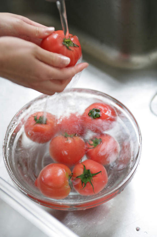 东方人,手,一个人,竖图,俯视,室内,特写,白天,水,蔬菜,西红柿,玻璃,亚洲,双手,仅一个年轻女性,仅一个女性,仅一个人,许多,握,飞溅,朦胧,模糊,新鲜,溅,水槽,水龙头,液体,水滴,食品,很多,拿,拿着,黄种人,水斗,开关,玻璃制品,水珠,食物,一个,红色,容器,碗,打开,手部,握着,有机食品,绿色食品,单个,储藏,阀门,开启,储存,喷洒,荡涤,洗濯,水咀,年轻女性,女人,女性,亚洲人,番茄,清洗,半身,彩图,高角度拍摄,贮存