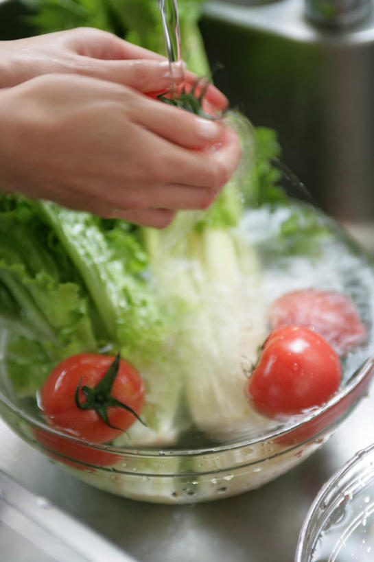 东方人,手,一个人,竖图,俯视,室内,特写,白天,水,蔬菜,西红柿,洋葱,玻璃,亚洲,双手,仅一个年轻女性,仅一个女性,仅一个人,许多,握,飞溅,朦胧,模糊,新鲜,溅,水槽,水龙头,液体,水滴,食品,很多,拿,拿着,黄种人,水斗,开关,玻璃制品,水珠,食物,一个,红色,绿色,容器,碗,打开,手部,握着,有机食品,绿色食品,单个,储藏,阀门,开启,储存,喷洒,玉葱,荡涤,洗濯,水咀,年轻女性,女人,女性,亚洲人,圆葱,洋葱头,球葱,番茄,葱头,清洗,半身,彩图,高角度拍摄,贮存