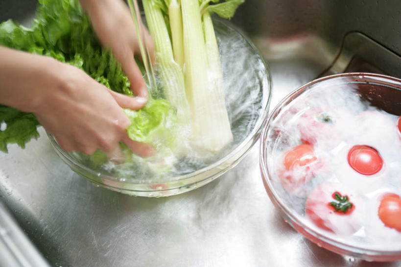 东方人,手,一个人,横图,俯视,室内,特写,白天,水,蔬菜,西红柿,洋葱,玻璃,亚洲,双手,仅一个年轻女性,仅一个女性,仅一个人,许多,握,飞溅,朦胧,模糊,新鲜,溅,水槽,水龙头,液体,水滴,食品,很多,拿,拿着,黄种人,水斗,开关,玻璃制品,水珠,食物,一个,红色,绿色,容器,碗,打开,手部,握着,有机食品,绿色食品,单个,储藏,阀门,开启,储存,喷洒,玉葱,荡涤,洗濯,水咀,年轻女性,女人,女性,亚洲人,圆葱,洋葱头,球葱,番茄,葱头,清洗,半身,彩图,高角度拍摄,贮存