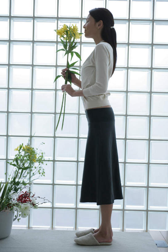 东方人,一个人,站,闭眼,竖图,室内,白天,侧面,裙子,植物,窗户,百合花,叶子,亚洲,仅一个年轻女性,仅一个女性,仅一个人,握,服装,盛开,盆栽,绿叶,盆景,拿,花蕾,拿着,休闲装,黄种人,长裙,闻,玻璃窗,花,花瓣,花朵,鲜花,衣服,黄色,绿色,自然,花苞,花蕊,站着,休闲,休闲服,嫩叶,握着,服饰,生长,成长,半身裙,嗅,强瞿,百合蒜,倒仙,番韭,山丹,年轻女性,女人,女性,亚洲人,叶,叶片,闭眼睛,闭着眼,闭着眼睛,站立,彩图,全身