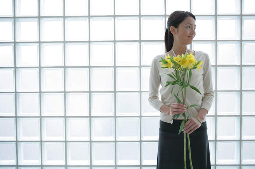 东方人,一个人,站,横图,室内,白天,正面,窗户,百合花,叶子,亚洲,仅一个年轻女性,仅一个女性,仅一个人,握,服装,盛开,绿叶,拿,花蕾,拿着,扭头,注视,休闲装,黄种人,玻璃窗,花,花瓣,花朵,鲜花,衣服,黄色,花苞,花蕊,观察,看,站着,转头,休闲,休闲服,嫩叶,握着,服饰,观看,察看,关注,强瞿,百合蒜,倒仙,番韭,山丹,年轻女性,女人,女性,亚洲人,叶,叶片,站立,半身,彩图