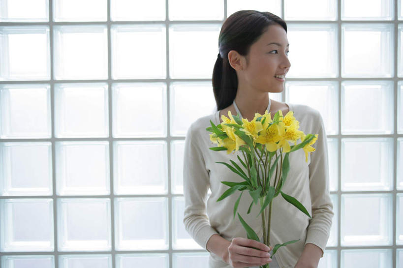 东方人,一个人,站,笑,微笑,露齿笑,横图,室内,白天,正面,窗户,百合花,叶子,亚洲,仅一个年轻女性,仅一个女性,仅一个人,握,服装,盛开,绿叶,拿,花蕾,拿着,扭头,注视,休闲装,黄种人,玻璃窗,花,花瓣,花朵,鲜花,衣服,黄色,花苞,花蕊,观察,看,站着,转头,休闲,休闲服,嫩叶,握着,服饰,观看,察看,关注,强瞿,百合蒜,倒仙,番韭,山丹,年轻女性,女人,女性,亚洲人,叶,叶片,站立,半身,彩图