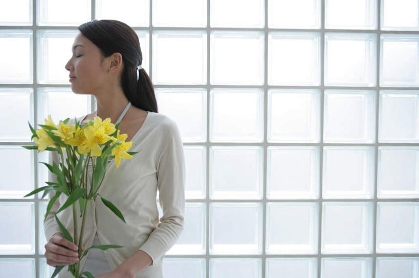 东方人,一个人,站,闭眼,横图,室内,白天,正面,窗户,百合花,叶子,亚洲,仅一个年轻女性,仅一个女性,仅一个人,握,服装,盛开,绿叶,拿,花蕾,拿着,扭头,休闲装,黄种人,玻璃窗,花,花瓣,花朵,鲜花,衣服,黄色,花苞,花蕊,站着,转头,休闲,休闲服,嫩叶,握着,服饰,强瞿,百合蒜,倒仙,番韭,山丹,年轻女性,女人,女性,亚洲人,叶,叶片,闭眼睛,闭着眼,闭着眼睛,站立,半身,彩图