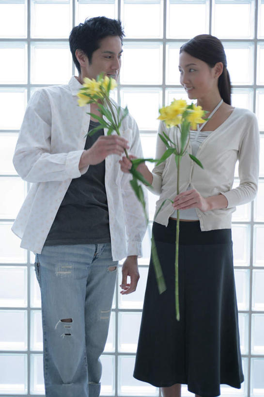 东方人,两个人,站,笑,微笑,露齿笑,竖图,室内,白天,正面,裙子,爱情,窗户,百合花,叶子,亚洲,握,服装,裤子,盛开,绿叶,浪漫,拿,花蕾,拿着,注视,牛仔裤,休闲装,黄种人,长裙,玻璃窗,花,花瓣,花朵,鲜花,衣服,黄色,花苞,花蕊,观察,看,站着,休闲,温暖,温馨,休闲服,嫩叶,恩爱,握着,恋人,服饰,观看,半身裙,和睦,察看,关注,强瞿,百合蒜,倒仙,番韭,山丹,男人,男性,年轻男性,年轻女性,女人,女性,亚洲人,情侣,叶,叶片,站立,半身,彩图,伴侣,融洽