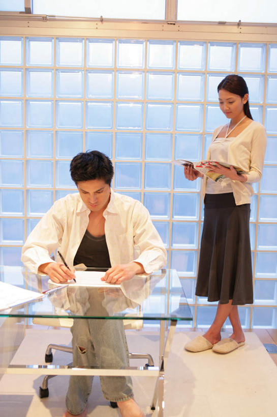 东方人,两个人,站,坐,竖图,室内,白天,正面,裙子,爱情,阅读,窗户,桌子,报纸,杂志,亚洲,握,学习,阴影,服装,光线,笔,影子,办公桌,灯光,办公用品,浪漫,拿,拿着,注视,休闲装,黄种人,长裙,水笔,玻璃窗,文具,衣服,学习用品,观察,看,站着,休闲,温暖,温馨,休闲服,恩爱,读书,浏览,握着,恋人,服饰,观看,半身裙,文具用品,和睦,察看,关注,男人,男性,年轻男性,年轻女性,女人,女性,亚洲人,情侣,站立,坐着,彩图,全身,伴侣,融洽