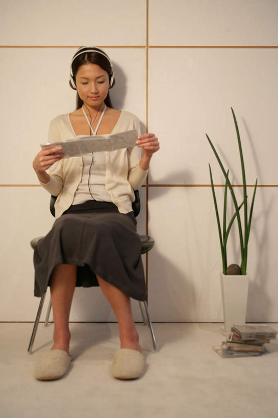 东方人,一个人,坐,竖图,室内,白天,正面,裙子,快乐,满意,幸福,数据,植物,叶子,亚洲,仅一个年轻女性,仅一个女性,仅一个人,握,阴影,服装,反射,信息,材料,档案,光盘,盆栽,文件,影子,纸,墙,绿叶,光碟,盆景,音响,音乐,拿,拿着,注视,休闲装,黄种人,娱乐,存储介质,长裙,墙壁,墙面,衣服,绿色,自然,耳机,手稿,资料,拖鞋,观察,看,享受,休闲,休闲服,嫩叶,放松,握着,服饰,生长,成长,观看,半身裙,碟片,证明,存储,察看,舒适,享乐,关注,文档,年轻女性,女人,女性,亚洲人,叶,叶片,坐着,彩图,全身