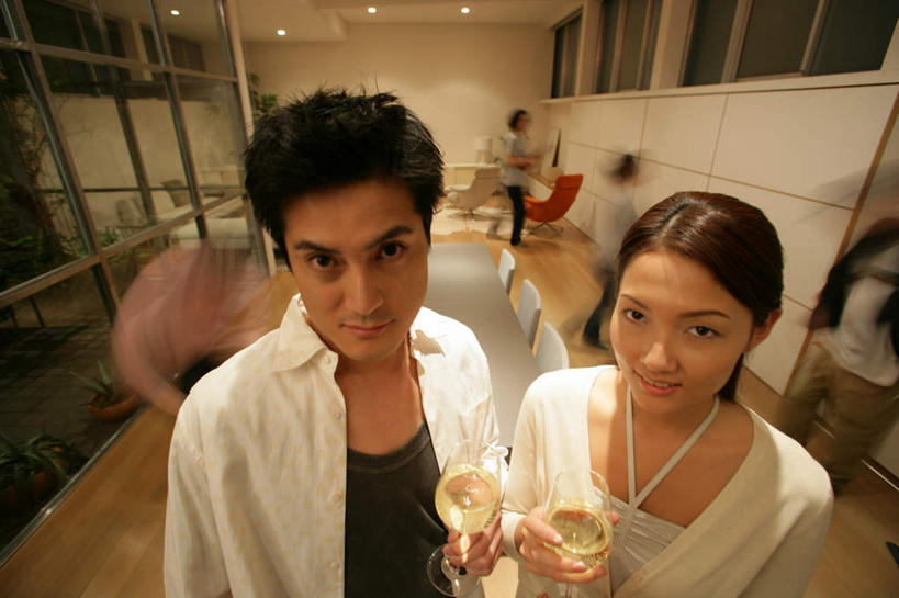 红酒,葡萄酒,东方人,两个人,站,笑,微笑,露齿笑,横图,室内,白天,正面,爱情,餐桌,窗户,桌子,杯子,椅子,照明,亚洲,握,阴影,服装,朦胧,模糊,光线,高脚杯,影子,墙,灯光,红酒杯,白葡萄酒,酒类,浪漫,拿,拿着,注视,休闲装,黄种人,顶灯,玻璃窗,墙壁,墙面,玻璃制品,灯,酒,饮料,衣服,酒杯,灯具,观察,看,站着,休闲,温暖,温馨,休闲服,恩爱,握着,恋人,服饰,餐台,观看,照亮,和睦,察看,葡萄酒杯,照明设备,关注,男人,男性,年轻男性,年轻女性,女人,女性,亚洲人,情侣,玻璃杯,站立,半身,彩图,伴侣,融洽