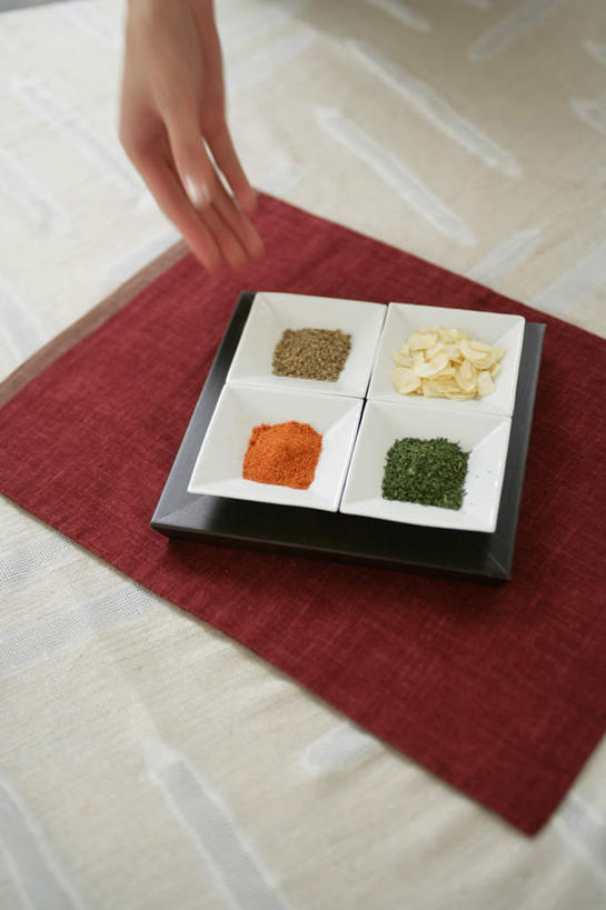 东方人,手,一个人,竖图,俯视,室内,特写,白天,餐桌,桌子,餐具,亚洲,仅一个年轻女性,仅一个女性,仅一个人,一堆,一排,堆叠,堆积,整齐,并列,并排,布料,碟子,粉末,盘,调味,香料,佐料,布纹,黄种人,桌布,排列,盘子,餐巾,碟,台布,四个,手部,粉,餐台,堆,单手,辣椒粉,配料,队列,平行,胡荽籽,作料,粉状,香菜籽,芫荽籽,须菜籽,年轻女性,女人,女性,亚洲人,半身,彩图,高角度拍摄