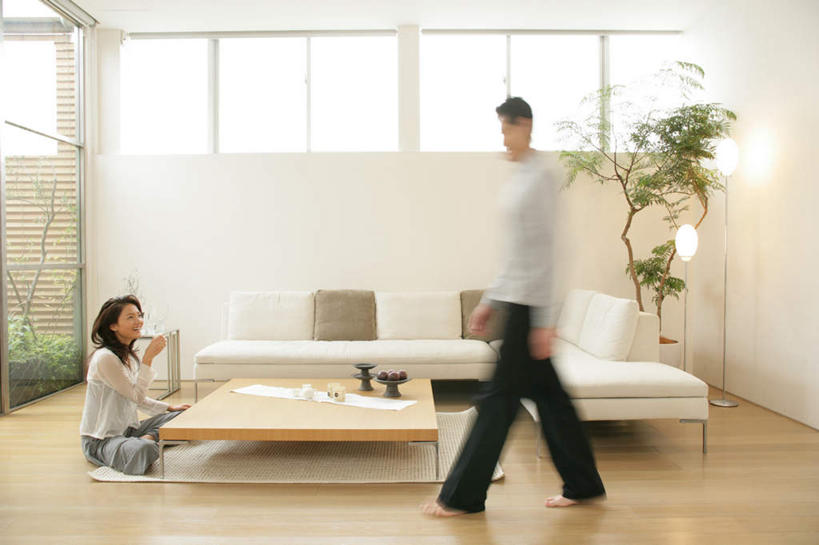 东方人,两个人,客厅,坐,走,横图,室内,白天,侧面,爱情,植物,窗户,地毯,靠垫,沙发,桌子,李子,水果,照明,亚洲,阴影,服装,朦胧,模糊,新鲜,装饰,编织,光线,木制,盆栽,影子,手工艺品,陶瓷,墙,灯光,生食,食品,果实,靠枕,盆景,陶瓷制品,织物,浪漫,茶几,注视,休闲装,黄种人,玻璃窗,墙壁,墙面,灯,食物,衣服,绿色,自然,木制品,容器,工艺品,灯具,垫子,落地灯,碗,枕头,观察,看,休闲,温暖,温馨,休闲服,恩爱,恋人,服饰,有机食品,绿色食品,生长,成长,观看,储藏,华丽,修饰,照亮,点缀,和睦,察看,起居室,照明设备,储存,关注,布艺沙发,衬托,美观,雅致,雅观,客堂,红李,鸡血李,杏李,男人,男性,年轻男性,年轻女性,女人,女性,亚洲人,情侣,步行,散步,走路,坐着,彩图,全身,伴侣,融洽,贮存