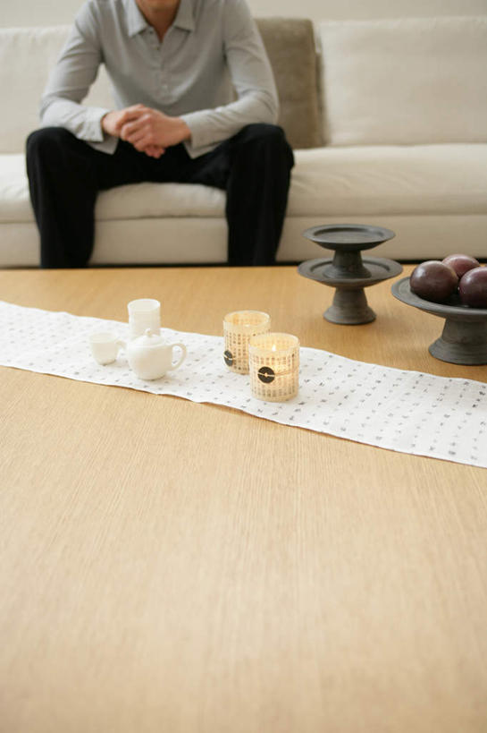 东方人,一个人,客厅,坐,双手交叉,竖图,室内,白天,正面,靠垫,沙发,桌子,李子,水果,玻璃,亚洲,仅一个男性,仅一个人,一堆,堆叠,堆积,服装,新鲜,木制,墙,生食,食品,果实,靠枕,茶几,休闲装,黄种人,墙壁,墙面,玻璃制品,食物,仅一个年轻男性,衣服,木制品,容器,垫子,碗,枕头,休闲,休闲服,服饰,有机食品,绿色食品,储藏,堆,起居室,储存,布艺沙发,客堂,红李,鸡血李,杏李,男人,男性,年轻男性,亚洲人,十字手,坐着,半身,彩图,贮存