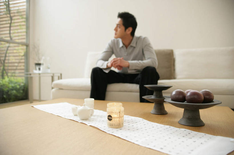 东方人,一个人,客厅,坐,双手交叉,横图,室内,白天,正面,植物,窗户,靠垫,沙发,桌子,李子,水果,玻璃,亚洲,仅一个男性,仅一个人,一堆,堆叠,堆积,服装,新鲜,木制,墙,生食,食品,果实,靠枕,茶几,扭头,注视,休闲装,黄种人,玻璃窗,墙壁,墙面,玻璃制品,食物,仅一个年轻男性,衣服,绿色,自然,木制品,容器,垫子,碗,枕头,观察,看,转头,休闲,休闲服,服饰,有机食品,绿色食品,生长,成长,观看,储藏,堆,察看,起居室,储存,关注,布艺沙发,客堂,红李,鸡血李,杏李,男人,男性,年轻男性,亚洲人,十字手,坐着,半身,彩图,贮存