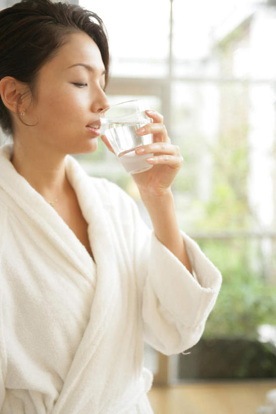 东方人,手,一个人,站,竖图,室内,特写,白天,侧面,浴袍,水,植物,窗户,杯子,亚洲,仅一个年轻女性,仅一个女性,仅一个人,喝,握,服装,朦胧,模糊,液体,一杯,拿,拿着,注视,黄种人,饮用水,玻璃窗,玻璃制品,树,树木,衣服,绿色,白色,自然,水杯,矿泉水,观察,看,站着,手部,握着,服饰,生长,成长,观看,单手,察看,衣着,穿着,关注,蒸馏水,衣饰,年轻女性,女人,女性,亚洲人,玻璃杯,站立,半身,彩图,汤帷子,浴衣