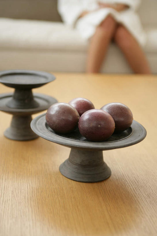 东方人,一个人,客厅,坐,竖图,俯视,室内,白天,浴袍,沙发,桌子,李子,水果,亚洲,仅一个年轻女性,仅一个女性,仅一个人,一堆,阴影,堆叠,堆积,服装,新鲜,反射,木制,影子,陶瓷,生食,食品,果实,陶瓷制品,茶几,黄种人,食物,衣服,白色,木制品,容器,碗,服饰,有机食品,绿色食品,储藏,堆,起居室,衣着,储存,穿着,布艺沙发,衣饰,客堂,红李,鸡血李,杏李,年轻女性,女人,女性,亚洲人,坐着,半身,彩图,高角度拍摄,汤帷子,浴衣,贮存