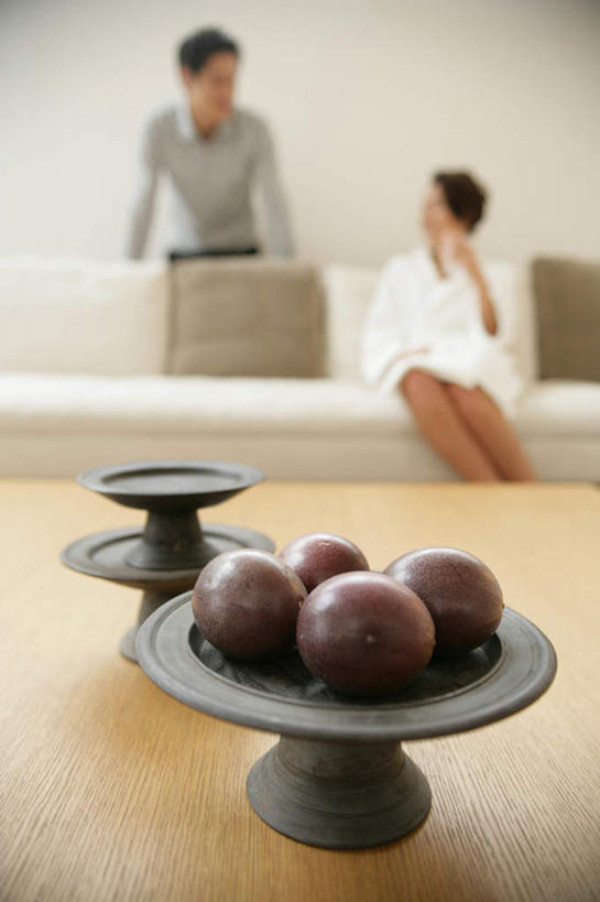 东方人,两个人,客厅,站,坐,竖图,室内,白天,正面,浴袍,爱情,沙发,桌子,李子,水果,亚洲,一堆,阴影,堆叠,堆积,服装,朦胧,模糊,新鲜,反射,木制,影子,陶瓷,生食,食品,果实,陶瓷制品,浪漫,茶几,扭头,注视,黄种人,食物,衣服,白色,木制品,容器,碗,观察,看,站着,转头,温暖,温馨,恩爱,恋人,服饰,有机食品,绿色食品,观看,储藏,堆,和睦,察看,起居室,衣着,储存,穿着,关注,布艺沙发,衣饰,客堂,红李,鸡血李,杏李,男人,男性,年轻男性,年轻女性,女人,女性,亚洲人,情侣,站立,坐着,半身,彩图,汤帷子,浴衣,伴侣,融洽,贮存