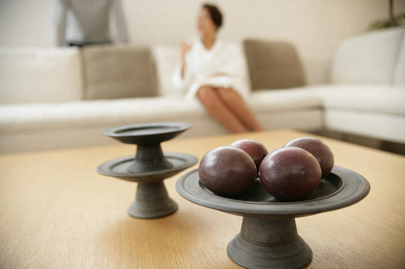 东方人,两个人,客厅,站,坐,横图,室内,白天,正面,浴袍,爱情,沙发,桌子,李子,水果,亚洲,一堆,阴影,堆叠,堆积,服装,朦胧,模糊,新鲜,反射,木制,影子,陶瓷,生食,食品,果实,陶瓷制品,浪漫,茶几,扭头,注视,黄种人,食物,衣服,白色,木制品,容器,碗,观察,看,站着,转头,温暖,温馨,恩爱,恋人,服饰,有机食品,绿色食品,观看,储藏,堆,和睦,察看,起居室,衣着,储存,穿着,关注,布艺沙发,衣饰,客堂,红李,鸡血李,杏李,男人,男性,年轻男性,年轻女性,女人,女性,亚洲人,情侣,站立,坐着,半身,彩图,汤帷子,浴衣,伴侣,融洽,贮存