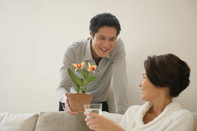 东方人,两个人,客厅,站,坐,笑,微笑,露齿笑,横图,室内,白天,正面,浴袍,爱情,水,植物,沙发,杯子,亚洲,弯腰,握,服装,盛开,盆栽,液体,墙,盆景,一杯,浪漫,拿,花蕾,拿着,注视,黄种人,饮用水,墙壁,墙面,玻璃制品,花,花瓣,花朵,鲜花,衣服,绿色,自然,水杯,矿泉水,花苞,花蕊,观察,看,站着,温暖,温馨,恩爱,握着,恋人,服饰,生长,成长,观看,和睦,察看,起居室,衣着,穿着,关注,布艺沙发,蒸馏水,弯身,衣饰,客堂,男人,男性,年轻男性,年轻女性,女人,女性,亚洲人,情侣,玻璃杯,站立,坐着,半身,彩图,汤帷子,浴衣,伴侣,融洽