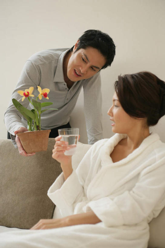 东方人,两个人,客厅,站,坐,笑,微笑,露齿笑,竖图,室内,白天,正面,浴袍,爱情,水,植物,沙发,杯子,亚洲,弯腰,握,服装,盛开,盆栽,液体,墙,盆景,一杯,浪漫,拿,花蕾,拿着,注视,黄种人,饮用水,墙壁,墙面,玻璃制品,花,花瓣,花朵,鲜花,衣服,绿色,自然,水杯,矿泉水,花苞,花蕊,观察,看,站着,温暖,温馨,恩爱,握着,恋人,服饰,生长,成长,观看,和睦,察看,起居室,衣着,穿着,关注,布艺沙发,蒸馏水,弯身,衣饰,客堂,男人,男性,年轻男性,年轻女性,女人,女性,亚洲人,情侣,玻璃杯,站立,坐着,半身,彩图,汤帷子,浴衣,伴侣,融洽