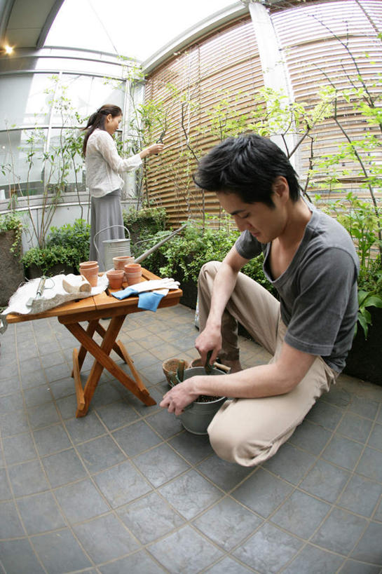 东方人,两个人,站,蹲,竖图,室外,白天,侧面,爱情,安全,植物,桌面,桌子,花盆,金属制品,亚洲,握,修剪,服装,金属,木制,铲子,工具,壶,剪刀,园艺工具,陶瓷,园艺,防护,陶瓷制品,浪漫,拿,洒水壶,拿着,注视,休闲装,黄种人,水壶,衣服,绿色,自然,木制品,容器,手套,观察,看,站着,休闲,温暖,温馨,休闲服,恩爱,握着,恋人,服饰,生长,成长,观看,储藏,保护,裁剪,挖掘,和睦,察看,剪子,剪裁,切割,储存,关注,保险,农具,保全,周全,安稳,安定,防护手套,浇水壶,篱笆剪,整篱剪,开掘,发掘,开垦,平安,男人,男性,年轻男性,年轻女性,女人,女性,亚洲人,情侣,蹲着,站立,彩图,全身,伴侣,融洽,贮存