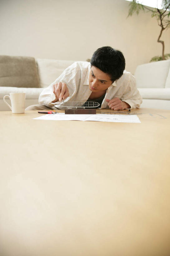 东方人,一个人,工程师,建筑工人,建筑师,客厅,坐,竖图,室内,白天,正面,植物,靠垫,沙发,桌子,杯子,亚洲,仅一个男性,仅一个人,连接,握,组合,服装,弯曲,木制,工具,盆栽,钳子,图纸,陶瓷,墙,靠枕,盆景,设计图,陶瓷制品,拿,茶几,拿着,注视,休闲装,黄种人,加工,墙壁,墙面,仅一个年轻男性,衣服,绿色,自然,马克杯,模型,木制品,水杯,垫子,枕头,观察,看,休闲,休闲服,握着,服饰,生长,成长,观看,老虎钳,链接,固定,五金,察看,起居室,紧固,关注,拼接,剪断,拼凑,工程图,草图,蓝图,布艺沙发,扭转,拼合,凑集,聚合,撮合,链结,牢固,夹持,客堂,男人,男性,年轻男性,亚洲人,设计,技师,建筑工,建筑设计师,坐着,半身,彩图