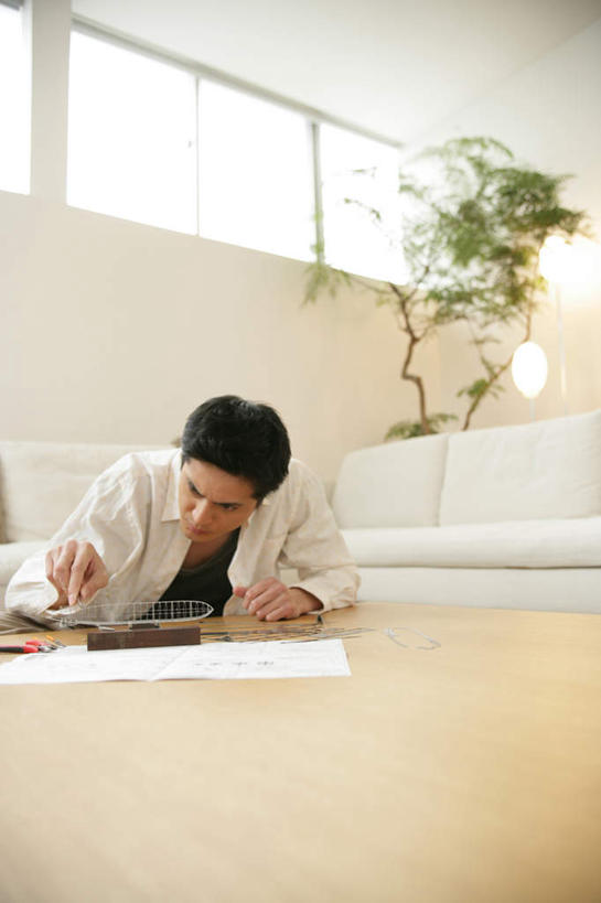 东方人,一个人,工程师,建筑工人,建筑师,客厅,坐,竖图,室内,白天,正面,植物,窗户,靠垫,沙发,桌子,杯子,照明,亚洲,仅一个男性,仅一个人,连接,握,阴影,组合,服装,弯曲,光线,木制,工具,盆栽,钳子,图纸,影子,陶瓷,墙,灯光,靠枕,盆景,设计图,陶瓷制品,拿,茶几,拿着,注视,休闲装,黄种人,加工,玻璃窗,墙壁,墙面,灯,仅一个年轻男性,衣服,绿色,自然,马克杯,模型,木制品,水杯,灯具,垫子,落地灯,枕头,观察,看,休闲,休闲服,握着,服饰,生长,成长,观看,老虎钳,链接,照亮,固定,五金,察看,起居室,紧固,照明设备,关注,拼接,剪断,拼凑,工程图,草图,蓝图,布艺沙发,扭转,拼合,凑集,聚合,撮合,链结,牢固,夹持,客堂,男人,男性,年轻男性,亚洲人,设计,技师,建筑工,建筑设计师,坐着,半身,彩图